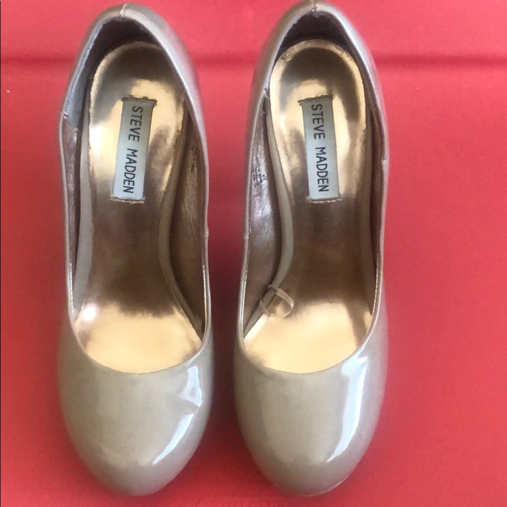 Steve Madden beige pumps